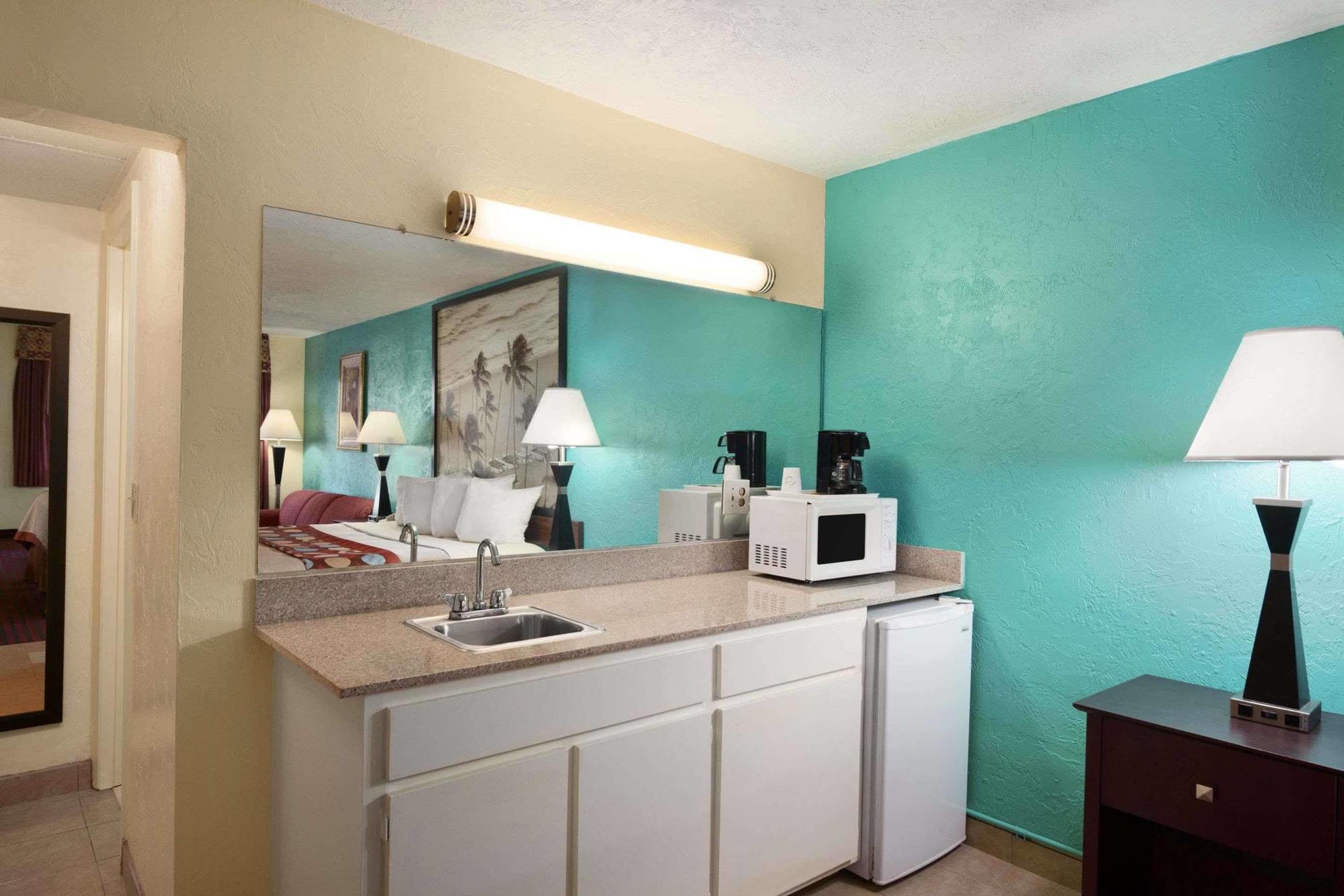 Super 8 By Wyndham Bradenton Sarasota Area Motel Exterior photo